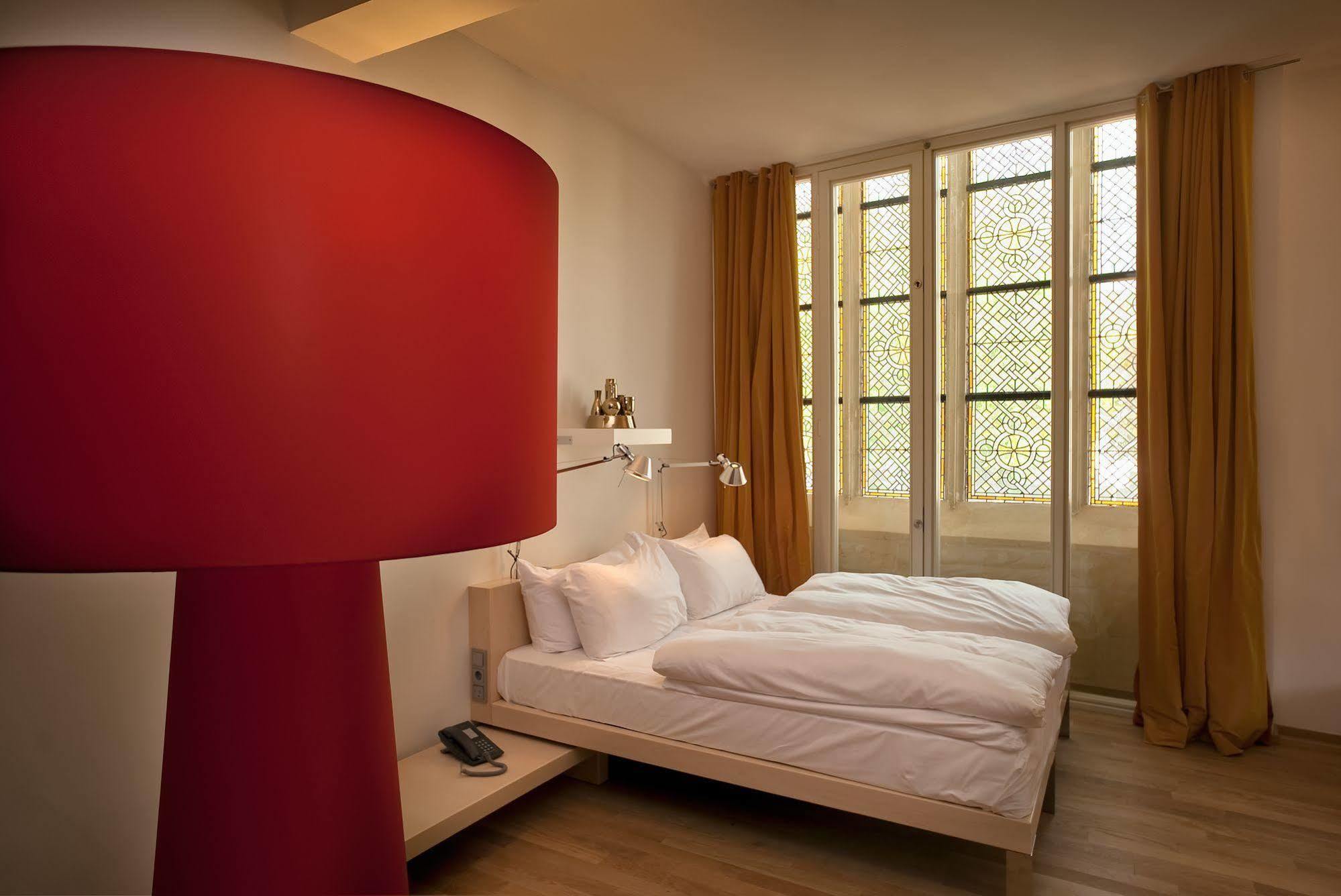 Kruisherenhotel Maastricht - Oostwegel Collection, Member Of Design Hotels Экстерьер фото A room at the Hotel de Ligne